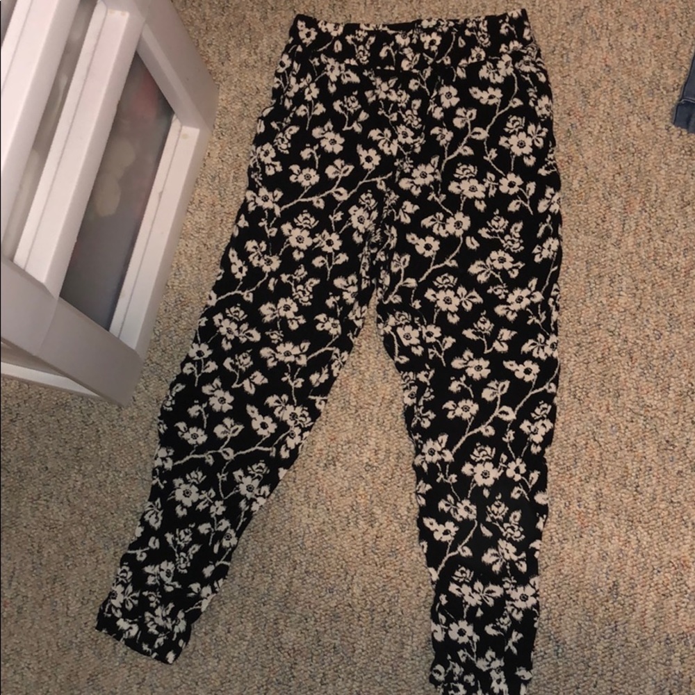 Black patterned flowy pants!